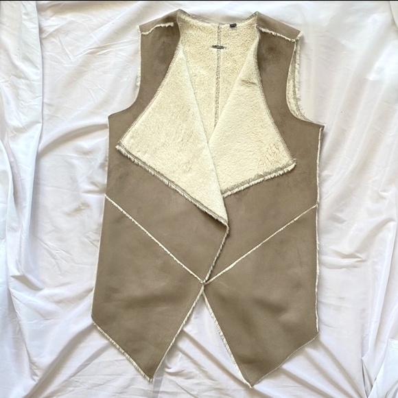 NWOT Guess Faux Sherpa Reversible Vest - Picture 1 of 15
